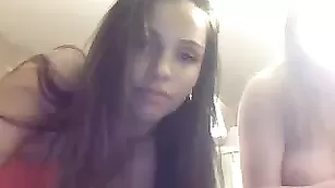 Похотливые сучки 69ureallyfine показывают интимные места