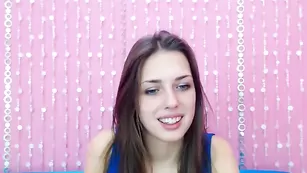 Шальная телочка Lusciouslilux позирует голенькой и теребит киску