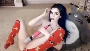 Зажигательная малышка Kati3kat мастурбирует вибратором