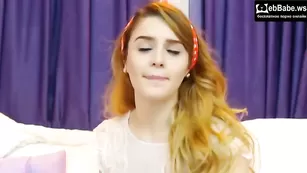 Рыжая малышка SophyeBlu общается во фри чате