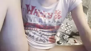 Шальная стерва Loooooooooove ласкает половые губки