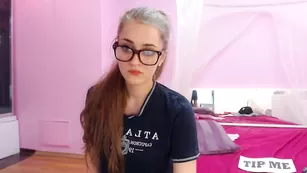 Замечательная курва Tina_dous0n обсасывает секс игрушку