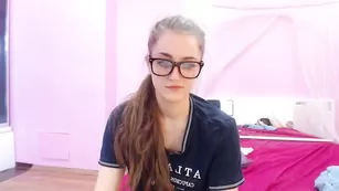 Замечательная курва Tina_dous0n обсасывает секс игрушку