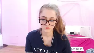 Замечательная курва Tina_dous0n обсасывает секс игрушку
