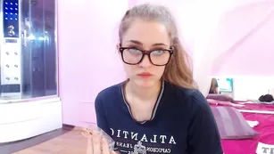 Замечательная курва Tina_dous0n обсасывает секс игрушку