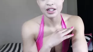 Шикарная крошка Kambriaxxx теребит половые губки