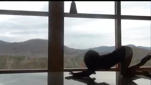 Порочная стерва MissSexyVixen нежно дрочит киску