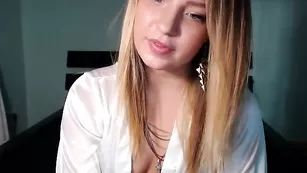 Шальная сучка Marry777x показывает интимные места