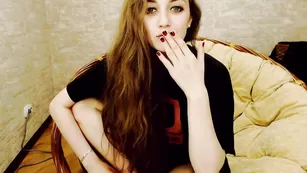 Пикантная сучка Tina_dous0n ласкает бритые отверстия