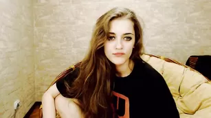 Пикантная сучка Tina_dous0n ласкает бритые отверстия