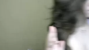 Милая брюнетка Crissheaven4u ласкает бритую киску