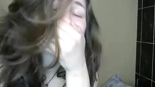 Милая брюнетка Crissheaven4u ласкает бритую киску