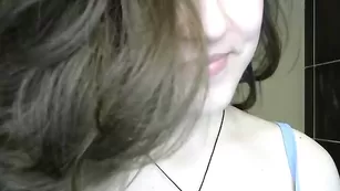 Милая брюнетка Crissheaven4u ласкает бритую киску