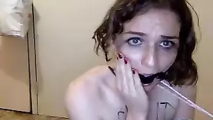 Зрелая сучка Milkythighs шалит с кляпом во рту