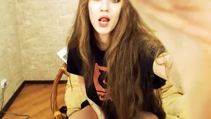 Смазливая телка Tina_dous0n ласкает интимные места