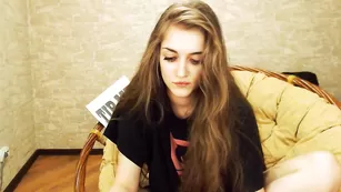 Смазливая телка Tina_dous0n ласкает интимные места