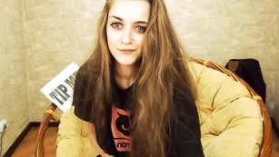 Смазливая телка Tina_dous0n ласкает интимные места