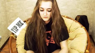 Смазливая телка Tina_dous0n ласкает интимные места