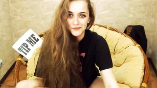 Смазливая телка Tina_dous0n ласкает интимные места