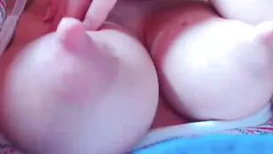 Шальная краля Suuzykissuxoxo теребит сосочки руками