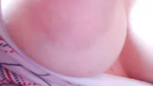 Шальная краля Suuzykissuxoxo теребит сосочки руками