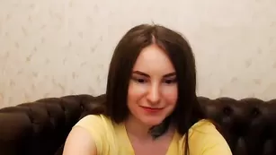 Аппетитная самка Julia677 ласкает бритую киску