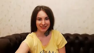 Аппетитная самка Julia677 ласкает бритую киску