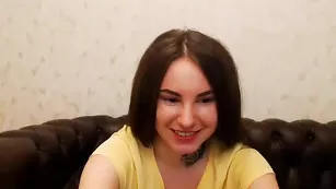 Аппетитная самка Julia677 ласкает бритую киску