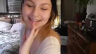 Роскошная малышка Ivyash показывает натуральные сиськи