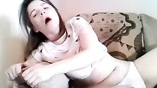 Молодая стерва Matildaxxx ласкает крупные сиси