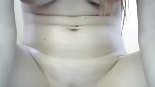 Похотливая самка Bunny_red смачно дрочит вагину