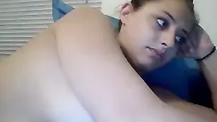 Грудастая бабенка Hunting1105 ласкает бритую киску