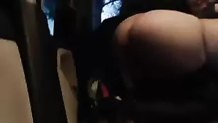 Прелестная крошка Ginetta_21 дрочит в машине