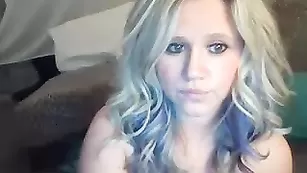Шальная блонда Horniesthousewife смачно трахает вагину
