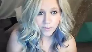 Шальная блонда Horniesthousewife смачно трахает вагину