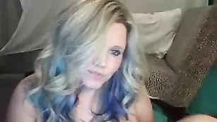 Шальная блонда Horniesthousewife смачно трахает вагину