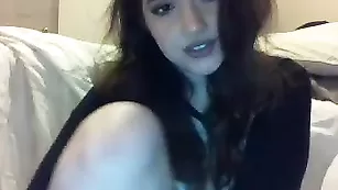Очаровательная брюнетка Glomami трахает себя пальчиками