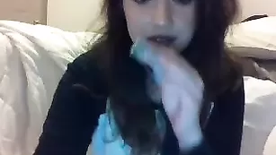 Очаровательная брюнетка Glomami трахает себя пальчиками