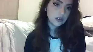 Очаровательная брюнетка Glomami трахает себя пальчиками