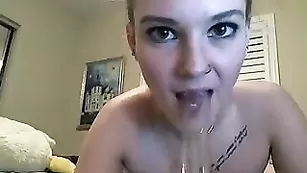 Роскошная телка Bexjohnson2 обсасывает дилдо