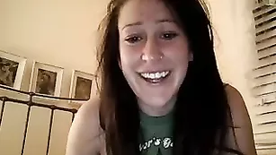 Восхитительная стерва Webffreakin мастурбирует бритую вагину