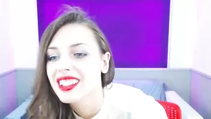 Порочная шлюха Lusciouslilux ласкает половые губки