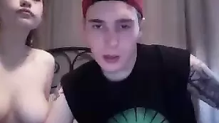 Черноволосая малышка Bbjax отсасывает парню член