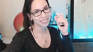 Пикантная брюнеточка Bellabrookz вертит сочной попой