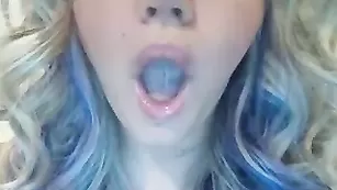 Импозантная пассия Horniesthousewife смачно дрочит киску
