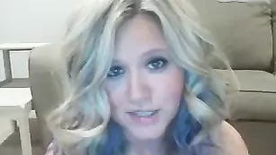 Импозантная пассия Horniesthousewife смачно дрочит киску