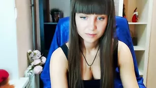 Черноволосая стерва Sayjosy обнажает сексуальное тело