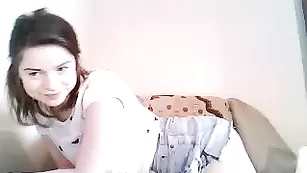 Темноволосая малышка Matildaxxx шлепает себя по попке