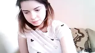 Темноволосая малышка Matildaxxx шлепает себя по попке