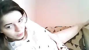 Темноволосая малышка Matildaxxx шлепает себя по попке